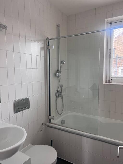 Central , Bright And Modern Flat Up To 4 People London Eksteriør billede